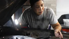 ¿Tu coche hace un ruido extraño al conducir? Así puedes revisar la suspensión tú mismo sin mecánico