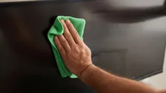 Pantalla de televisor sin manchas ni rayas: qué nunca debes usar para limpiarla