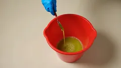 Solo necesitas dos cucharadas de este remedio casero en un cubo y tus pisos brillarán