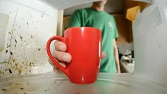 ¿Microondas sucia? Coloca este remedio casero por 5 minutos y la suciedad se limpiará sola de las paredes.