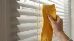 Limpieza de persianas y radiadores sin químicos: un truco increíble con calcetas que te sorprenderá