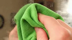 Espejos y ventanas te lo agradecerán: esta mezcla eliminará cualquier mancha en un minuto